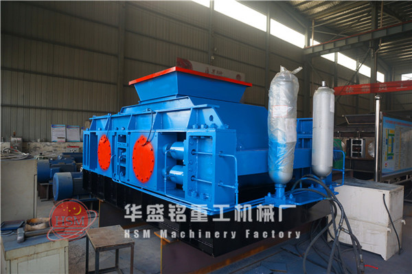 砂石廠對(duì)輥破碎機(jī)現(xiàn)場圖片